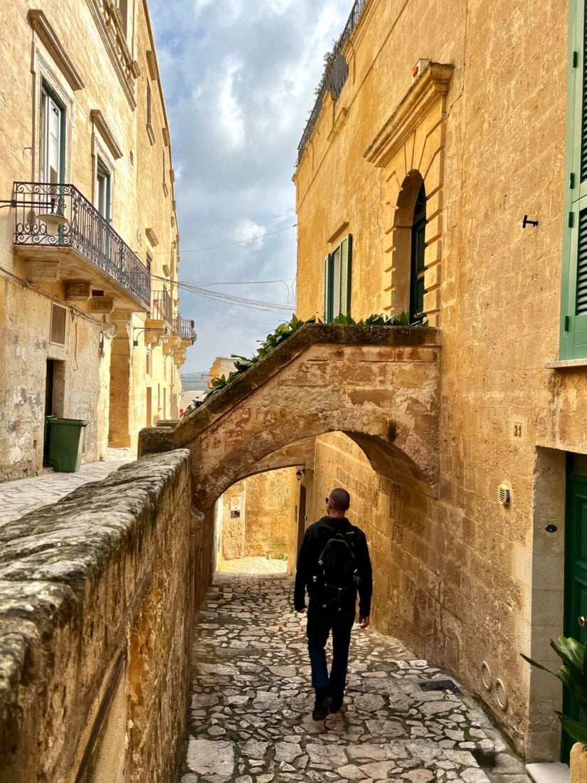 walking quiet alleyways in matera.heic