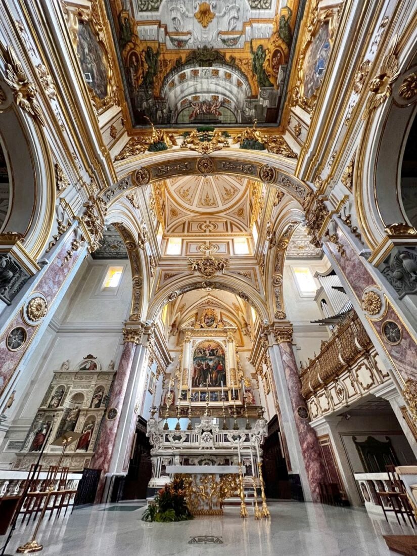 insdide of the matera cathedral.heic