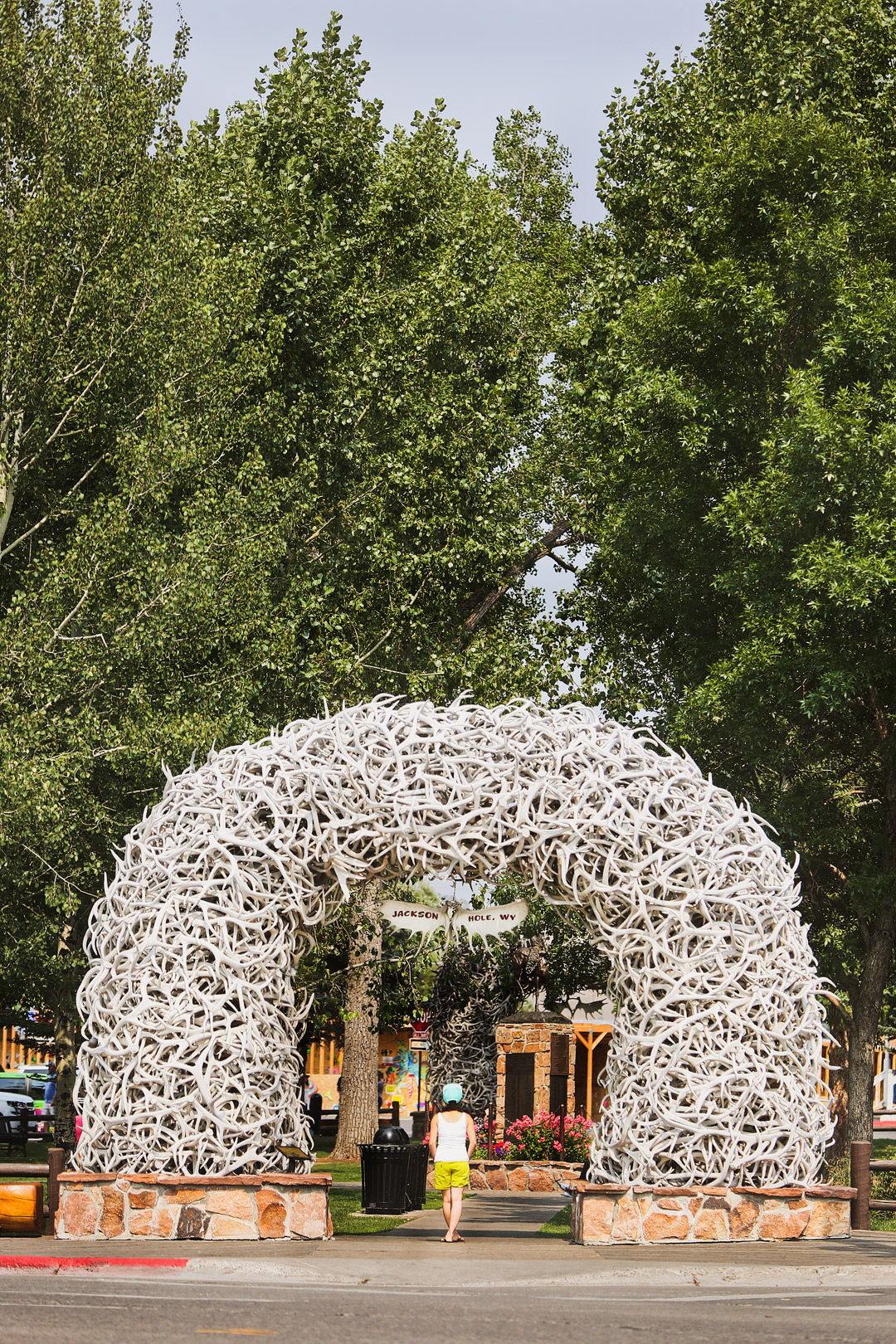 Downtown Jackson Hole + Best Jackson Wyoming Things to Do // Local Adventurer #thatswy #wyoming #wy #usa #travel #outdoors #hiking #adventure #jacksonhole