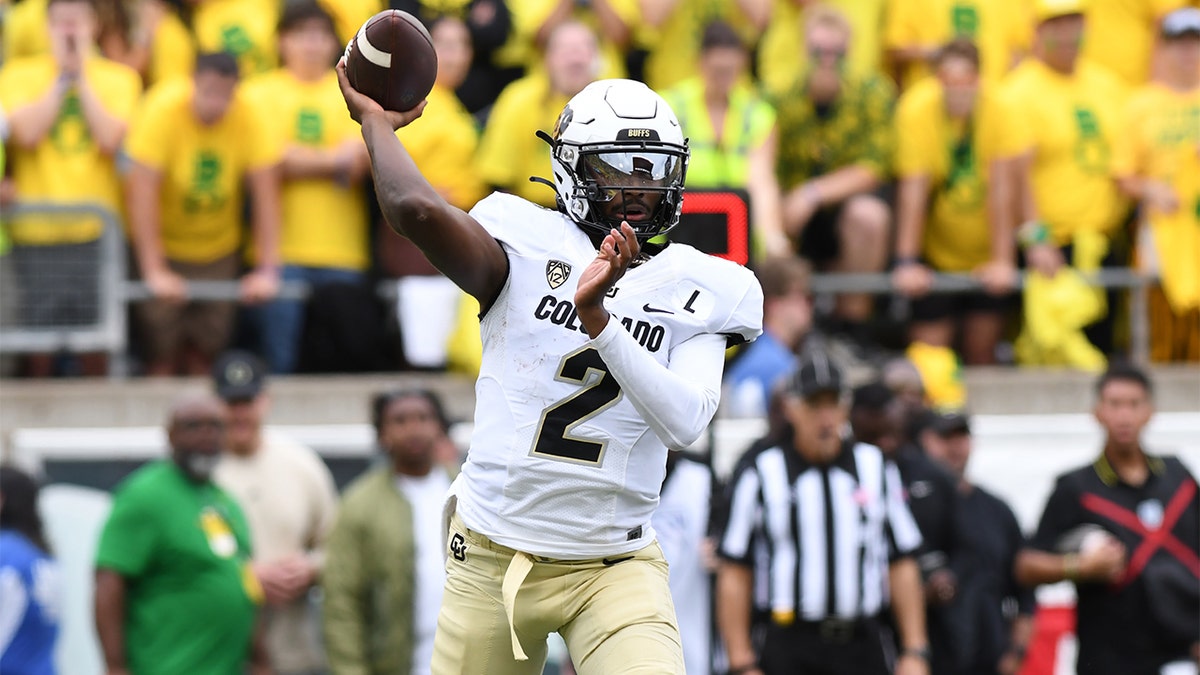 Shedeur Sanders plays against Oregon