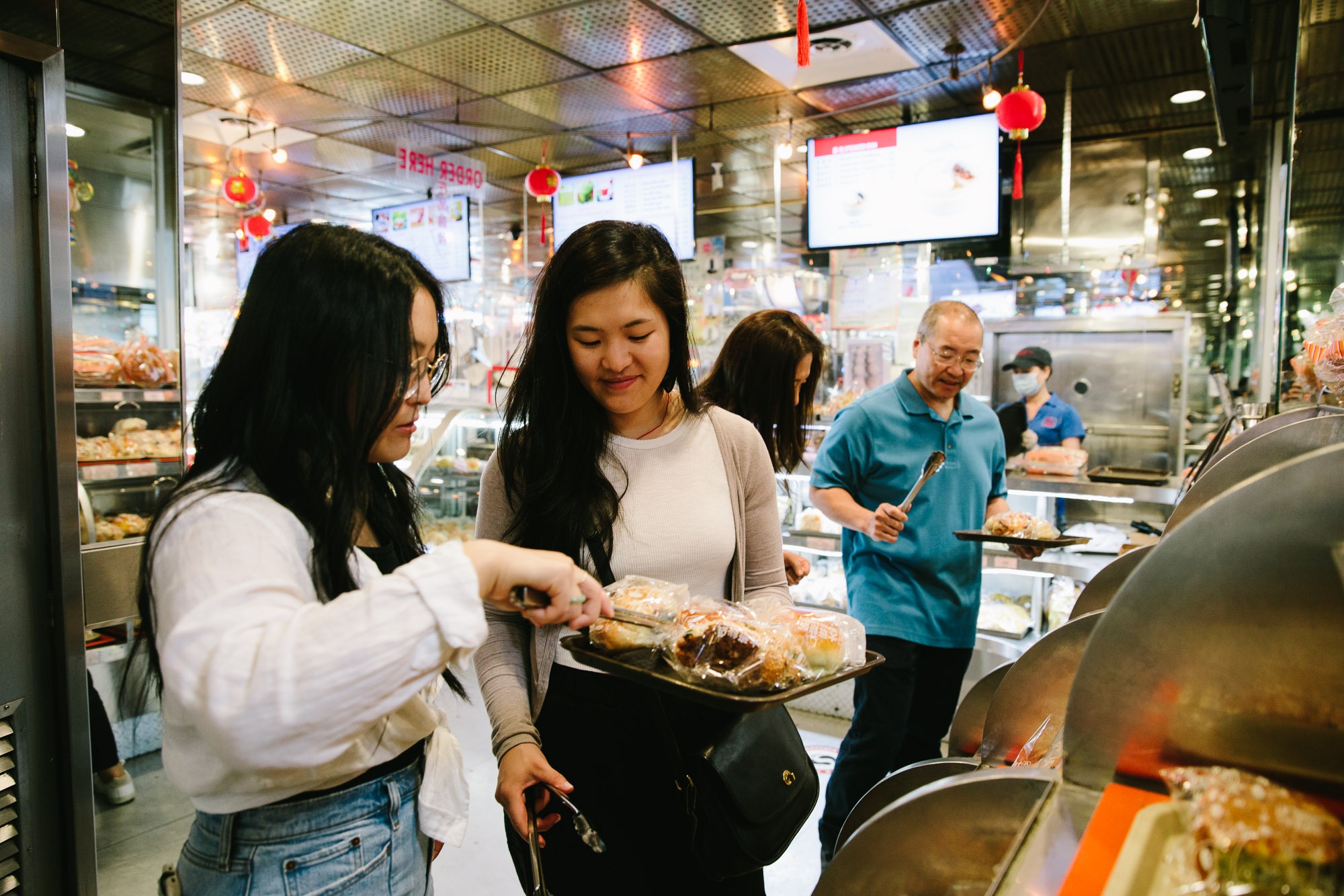  Sarah and Kaitlin Leung develop recipes with their parents for their blog, <em>The Woks of Life</em>. ‘/></p>
<p>Apple, Google and Samsung are all working to integrate AI that can generate recipes into their virtual assistants, like Siri. People who work to develop recipes respond.</p>
<p>(Image credit: Christine Han)</p>
<p><img src=