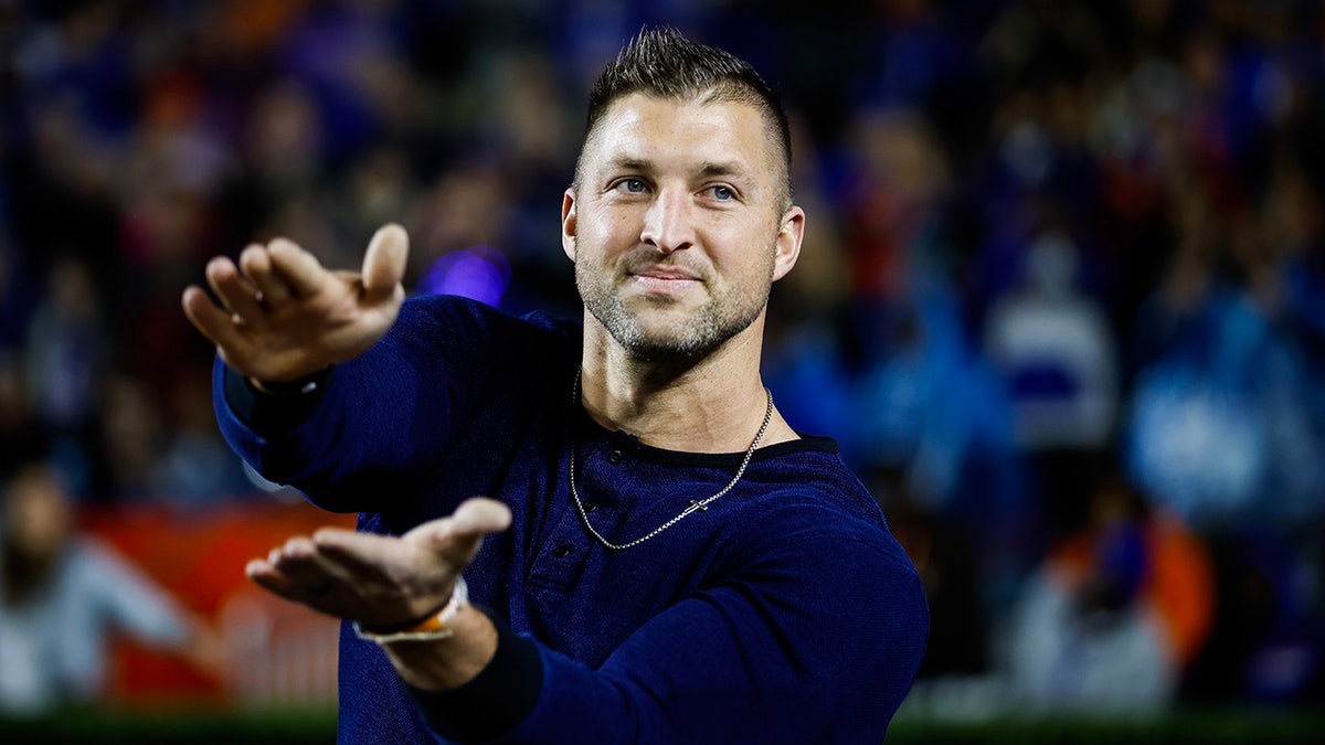 Tim Tebow gator chomp