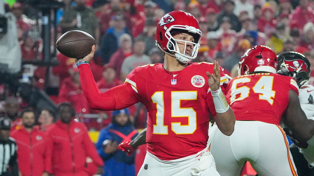 Patrick Mahomes throws