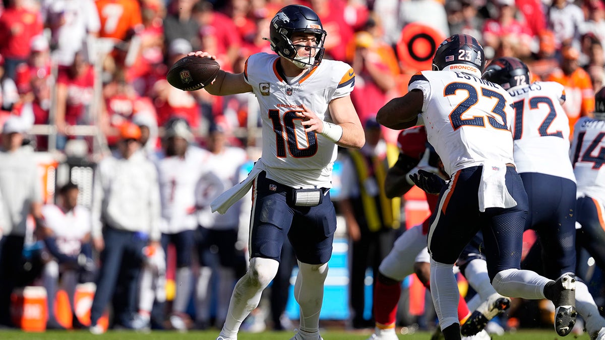 Bo Nix throws