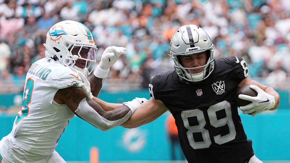 Brock Bowers stiff arms Jevon Holland