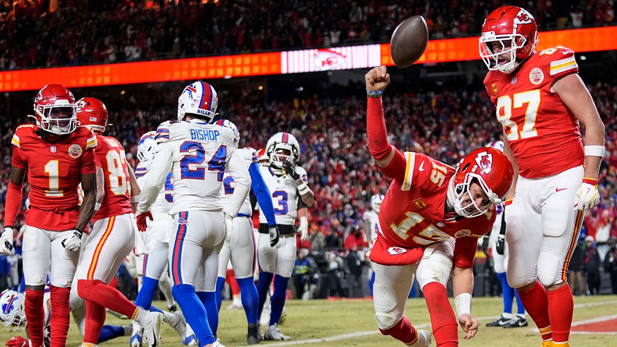 Patrick Mahomes slips on a spike