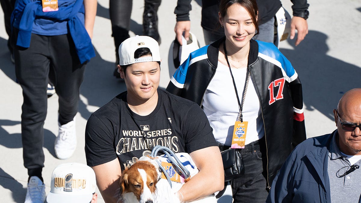 Ohtani with wife at parade